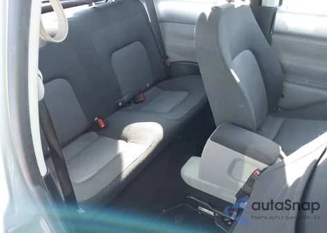 2004 Volkswagen New Beetle Gls 2.0L z USA, uszkodzony, nr VIN 3VWCK31C34M419493